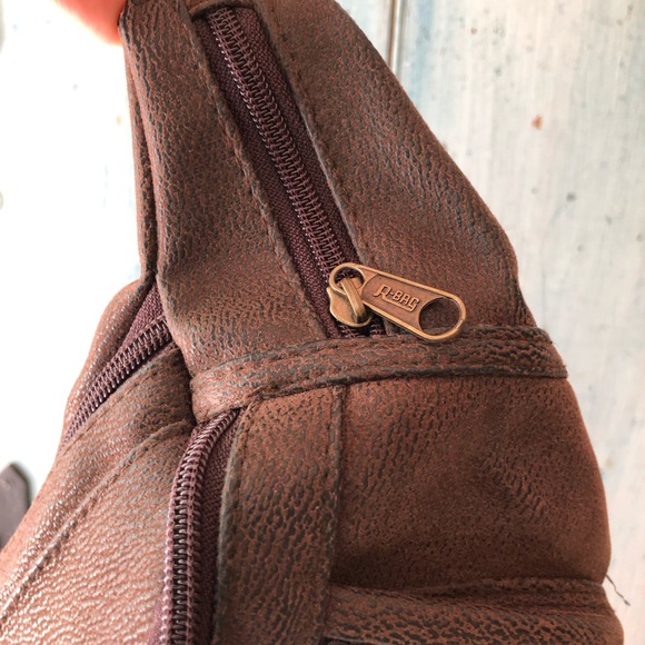 Australian leather crossbody/satchel belt bag w/“Australia” written in gold - Picture 6 of 11